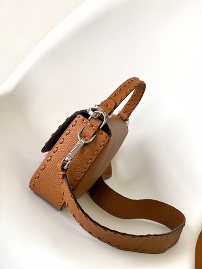 フェンディバッグ側面デザイン